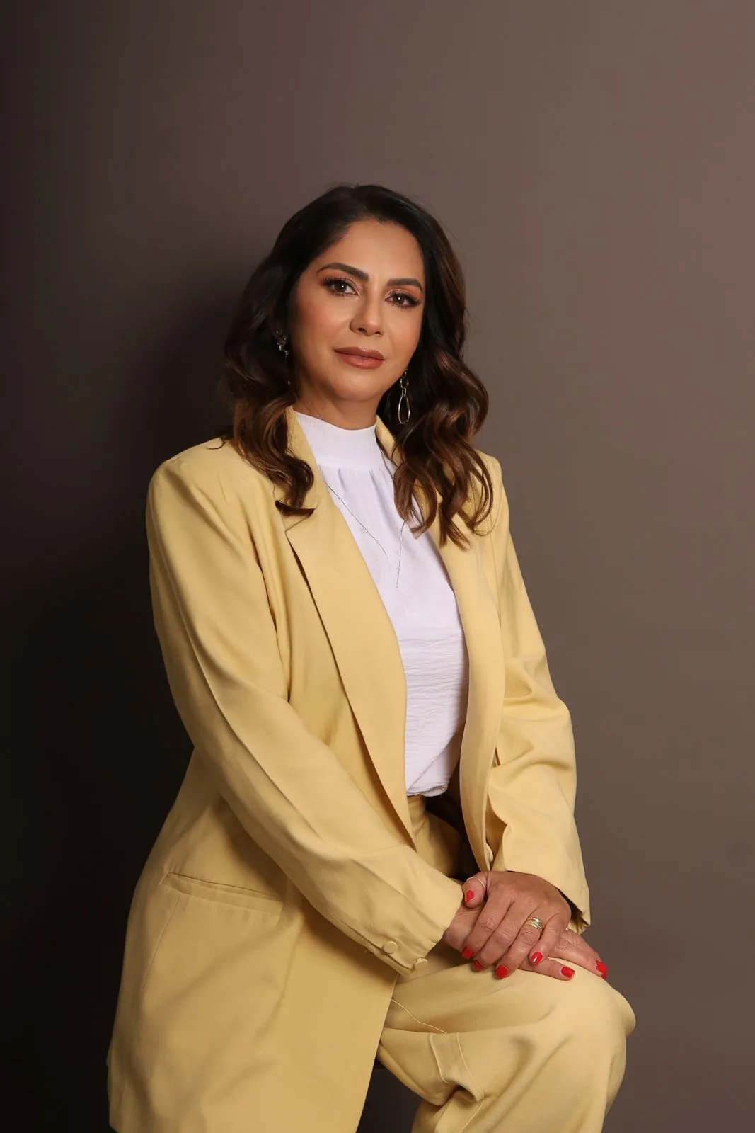 Dra. Ana Paula Milanö sentada, de terninho amarelo